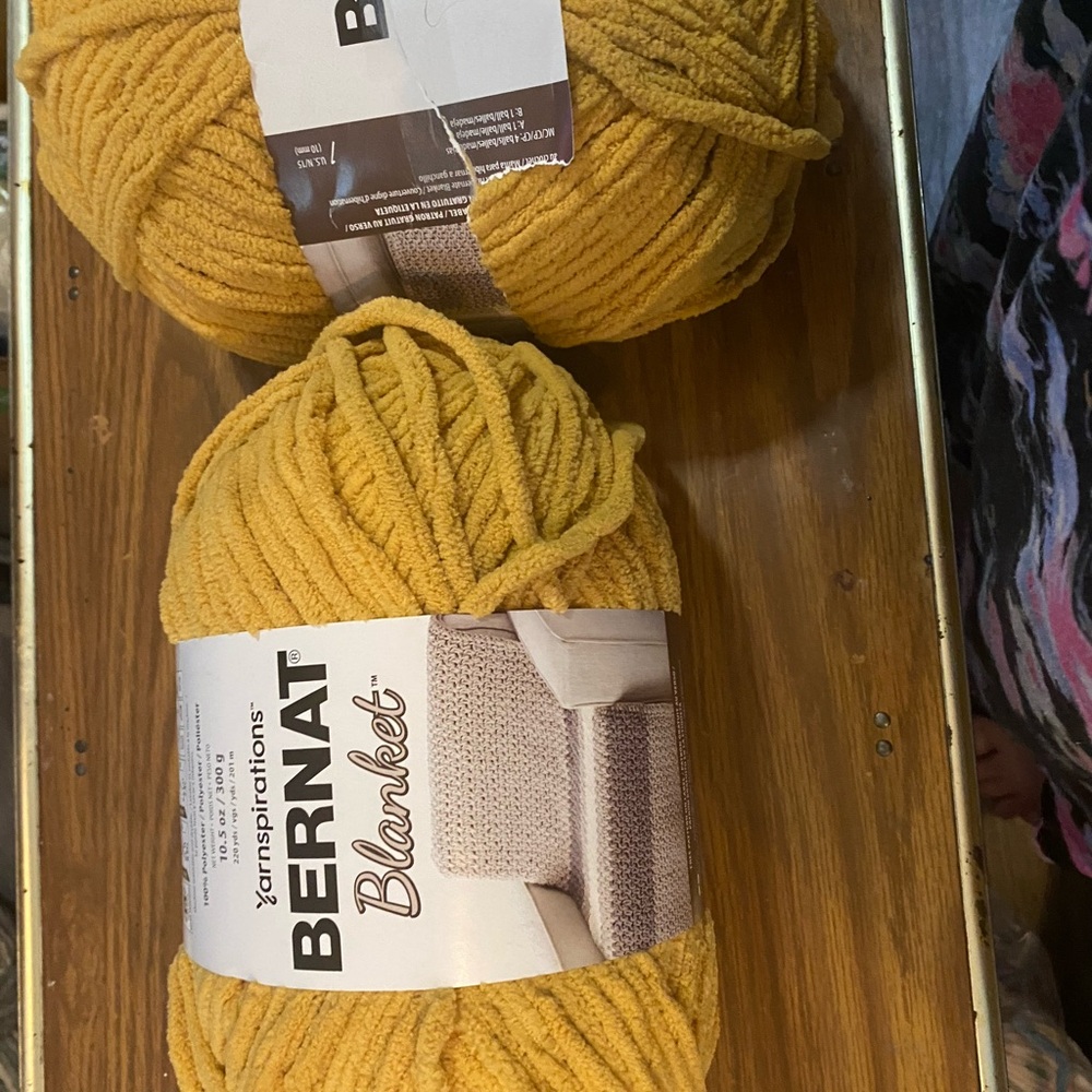1 lot of 2 Bernat blanket yarn skeins in Gold color.Each skein is 220 yards.